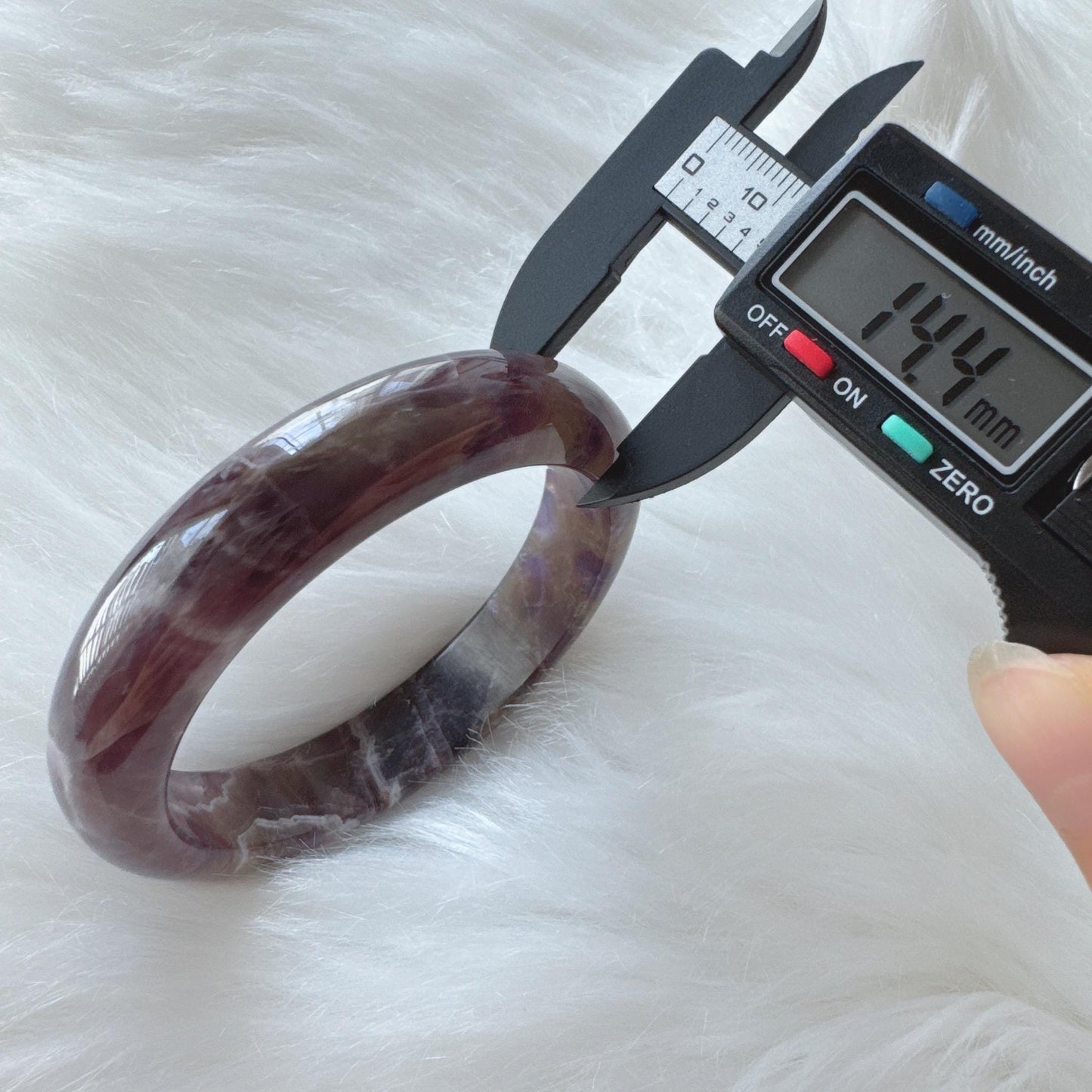 Dreamveil – Lavender Quartz Amethyst Gemstone Bangle