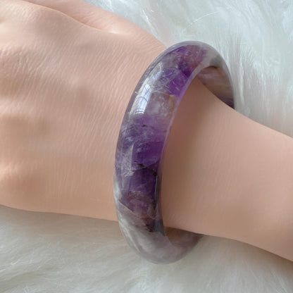 Dreamveil – Delicate Touch of Purple Elegance Amethyst Gemstone Bangle