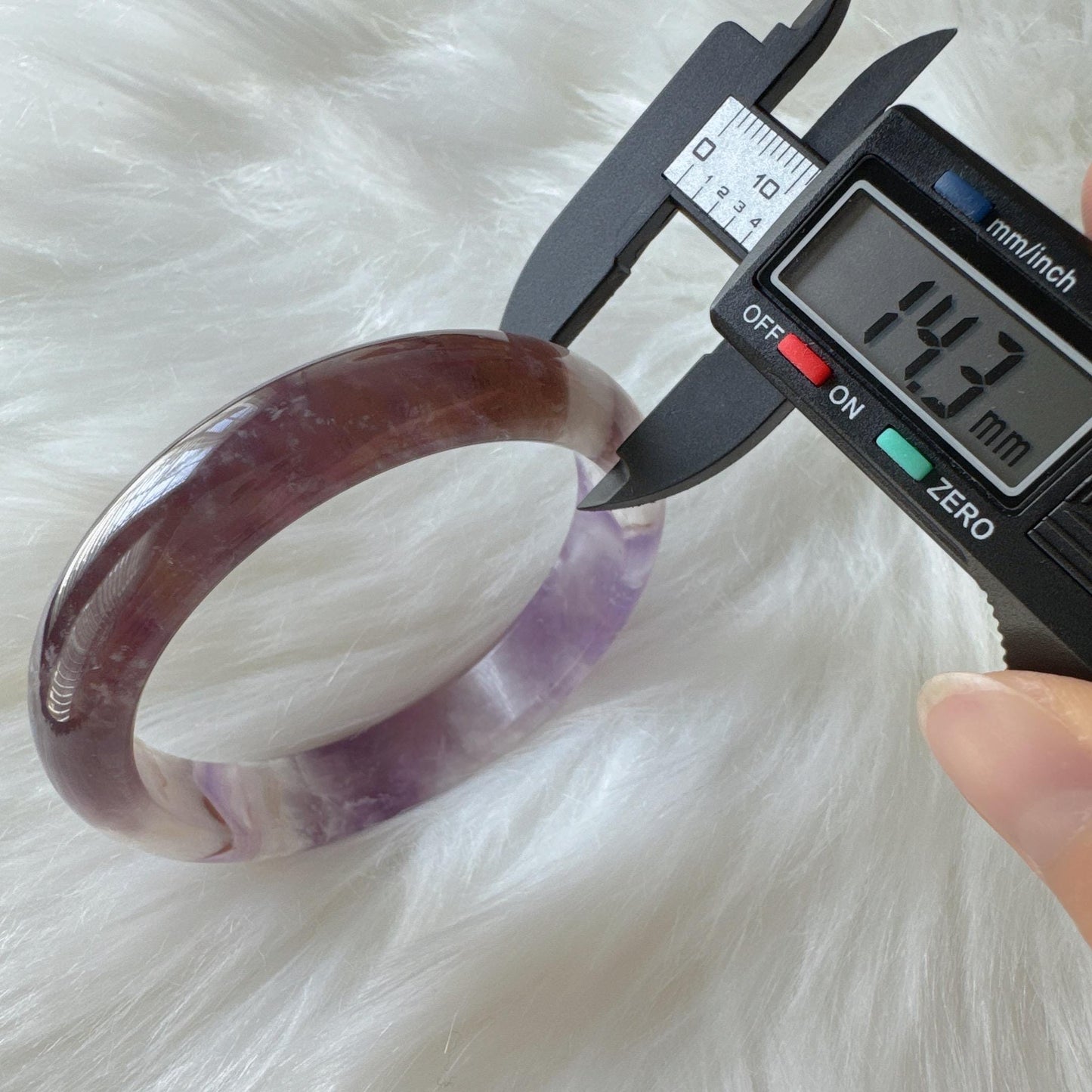 Dreamveil – Peaceful Purple Glow Amethyst Gemstone Bangle