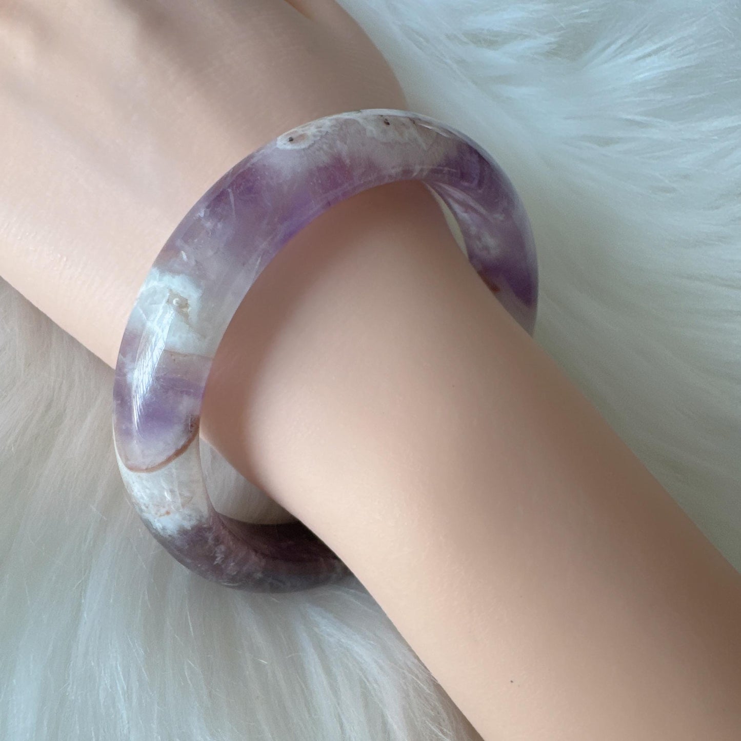 Dreamveil – Peaceful Purple Glow Amethyst Gemstone Bangle