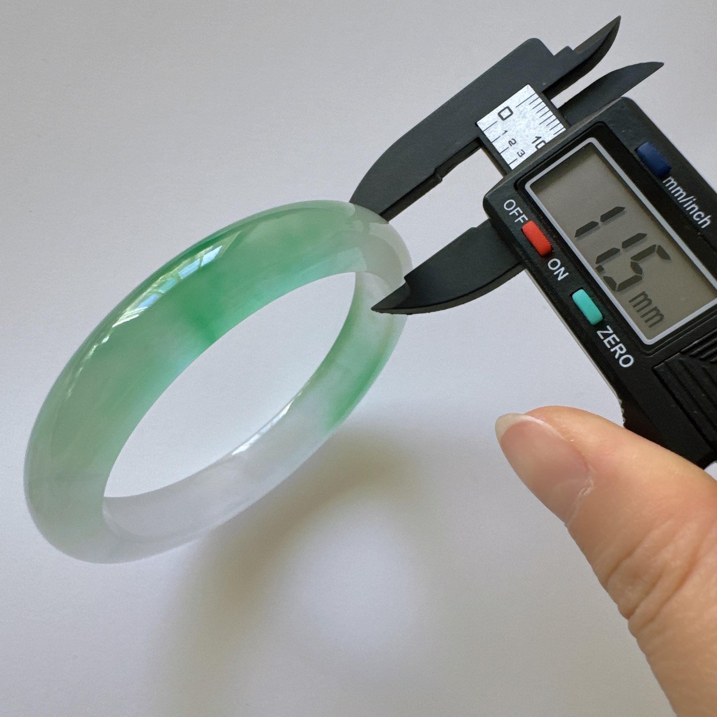 Earthveil - Polished Green and White Jade Jadeite Bangle